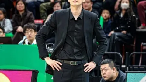 杜锋弃用中锋引热议，徐昕缺席赛场内幕曝光：贝兹利是关键考量的幕后推手？